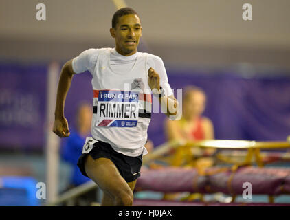 EIS Sheffield, Sheffield, Royaume-Uni. Feb 27, 2016. La piscine d'Athlétisme le premier jour. Michael Rimmer menant sa chaleur du 800m. Credit : Action Plus Sport/Alamy Live News Banque D'Images