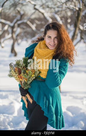 Jeune couple élégant en hiver Verger, une histoire d'amour.Noël Banque D'Images