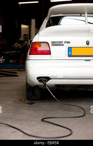 Contrôler les gaz d'échappement d'une voiture de tourisme au cours de l'inspection de sécurité annuelle Banque D'Images