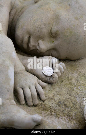 Une Sculpture D Un Bebe Endormi En Pierre Dans Un Jardin Du Souvenir Pour L Innocence Photo Stock Alamy