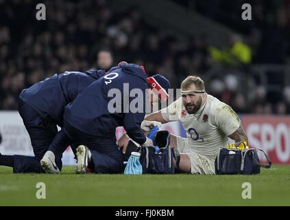 Londres, Royaume-Uni. Feb 27, 2016. Joe Marler (Angleterre) reçoit le traitement. L'Angleterre v Irlande. RBS 6 Nations. Le stade de Twickenham. Twickenham. Londres. UK. 27/02/2016. Credit : Sport en images/Alamy Live News Banque D'Images