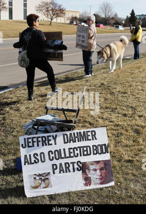 Minneapolis, Minnesota, USA. Feb 27, 2016. Les défenseurs des droits des animaux la queue à l'extérieur du Safari Club World Expo Chasse à Minneapolis, Minnesota, États-Unis, 27 février 2016. Crédit : Gina Kelly/Alamy Live News Banque D'Images