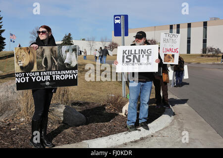 Minneapolis, Minnesota, USA. Feb 27, 2016. Les défenseurs des droits des animaux la queue à l'extérieur du Safari Club World Expo Chasse à Minneapolis, Minnesota, États-Unis, 27 février 2016. Crédit : Gina Kelly/Alamy Live News Banque D'Images