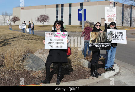 Minneapolis, Minnesota, USA. Feb 27, 2016. Les défenseurs des droits des animaux la queue à l'extérieur du Safari Club World Expo Chasse à Minneapolis, Minnesota, États-Unis, 27 février 2016. Crédit : Gina Kelly/Alamy Live News Banque D'Images