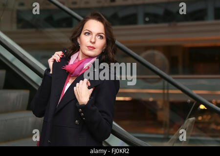 Cute woman posing in high spirits Banque D'Images