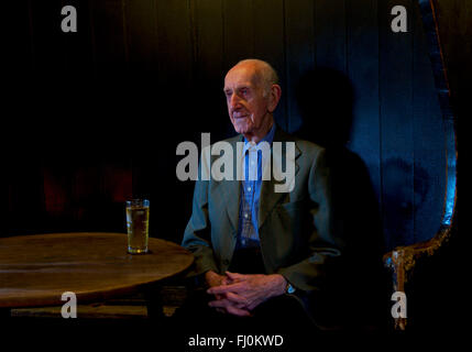 Senior man sitting in the Fleece Inn, South Littleton, près de Evesham, Worcestershire, Angleterre, Royaume-Uni Banque D'Images