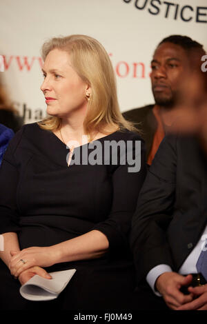 La Sénatrice de New York Kristen Gillibrand écoute à speakrs à Nan Maison de Justice Célébration MLK Jr 18/1/16 Banque D'Images