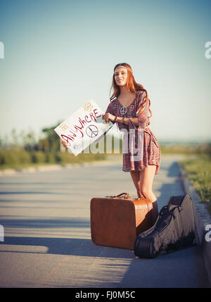 Portrait d'une belle jeune femme hippie de l'auto-stop sur la route Banque D'Images