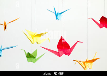 Oiseaux origami sur fond blanc Banque D'Images