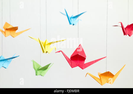 Oiseaux origami sur fond blanc Banque D'Images