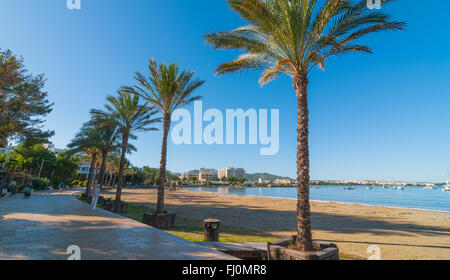 En milieu de matinée sur Ibiza sun waterfront. Chaude journée ensoleillée le long de la plage de St Antoni de Portmany Iles Baléares, Espagne. Banque D'Images
