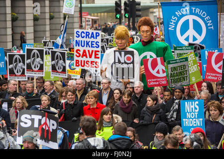 Londres, Angleterre. 27 Mar 2016 des milliers, y compris Nicola Sturgeon, Premier Ministre de l'Écosse (manteau rouge) et Caroline Lucas du Parti Vert, ont défilé dans le centre de Londres pour protester contre la reprise des armes nucléaires Trident il y a, actuellement utilisé par le gouvernement britannique. Jeremy Corbyn, leader du parti travailliste a ensuite abordé le rassemblement à Trafalgar Square. Crédit : David Rowe/Alamy Live News Banque D'Images