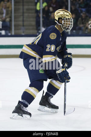 South Bend, Indiana, USA. Feb 26, 2016. Notre Dame le défenseur Justin Wade (20) match de hockey NCAA au cours de l'action entre la Cathédrale Notre Dame Fighting Irish et les terriers de l'Université de Boston à Compton Famille Ice Arena à South Bend, Indiana. Notre Dame de l'Université de Boston a battu 3-2. John Mersits/CSM/Alamy Live News Banque D'Images