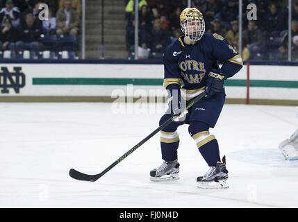 South Bend, Indiana, USA. Feb 26, 2016. Notre Dame le défenseur Jordan Gross (3) match de hockey NCAA au cours de l'action entre la Cathédrale Notre Dame Fighting Irish et les terriers de l'Université de Boston à Compton Famille Ice Arena à South Bend, Indiana. Notre Dame de l'Université de Boston a battu 3-2. John Mersits/CSM/Alamy Live News Banque D'Images