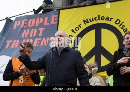 Londres, Angleterre. 27 févr. 2016. Jeremy Corbyn, leader du Parti du Travail traite de la Rassemblement à Trafalgar Square après des milliers a marche dans le centre de Londres pour s'opposer à la reconduction de l'Trdent système d'armes nucléaires. Crédit : David Rowe/Alamy Live News Banque D'Images