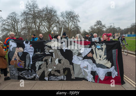 Londres, Royaume-Uni. 27 février 2016. Personnes à Hyde Park Corner, maintenez une bannière faite par Brighton groupes de soutien aux réfugiés en fonction de Guernica de Picasso pour le mois de mars à un rassemblement à Marble Arch, le même jour, alors que les manifestations dans les autres villes d'Europe d'exiger que les autorités et les gouvernements prendre des mesures maintenant pour ouvrir un passage sûr à pied sécurisé pour tous les réfugiés et demandeurs d'asile cherchant une protection en Europe. Ils veulent mettre un terme aux décès dus aux frontières et que les réfugiés soient autorisés à conserver leurs biens et être réunis avec leurs familles. Peter Marshall, Alamy Live News Banque D'Images