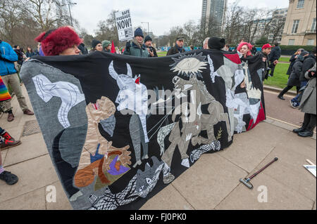 Londres, Royaume-Uni. 27 février 2016. Personnes à Hyde Park Corner, maintenez une bannière faite par Brighton groupes de soutien aux réfugiés en fonction de Guernica de Picasso pour le mois de mars à un rassemblement à Marble Arch, le même jour, alors que les manifestations dans les autres villes d'Europe d'exiger que les autorités et les gouvernements prendre des mesures maintenant pour ouvrir un passage sûr à pied sécurisé pour tous les réfugiés et demandeurs d'asile cherchant une protection en Europe. Ils veulent mettre un terme aux décès dus aux frontières et que les réfugiés soient autorisés à conserver leurs biens et être réunis avec leurs familles. Peter Marshall, Alamy Live News Banque D'Images