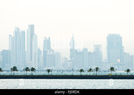 CANAL DE PANAMA, Panama -- les bâtiments dans la distance sur Punta Paitilla à Panama City, au Panama. Banque D'Images