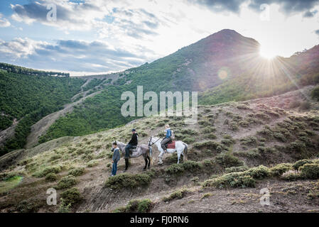 Voyage à cheval pour touristes près de Atskuri ville dans la région de Samtskhe-Javakheti, Géorgie Banque D'Images