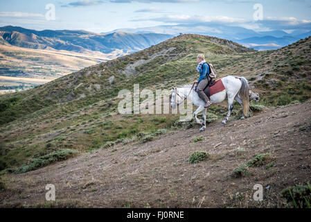 Voyage à cheval pour touristes près de Atskuri ville dans la région de Samtskhe-Javakheti, Géorgie Banque D'Images