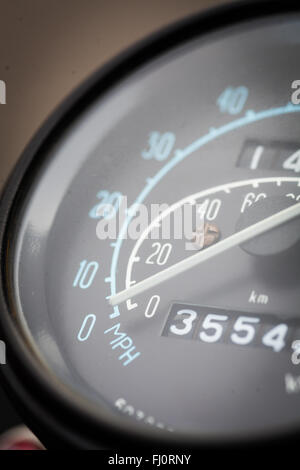 Coup horizontal de la couleur de l'indicateur de vitesse d'une voiture d'époque. Banque D'Images