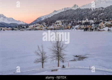 Vue sur le lac St Moritz Bath en hiver, St.Moritz, Grisons, Suisse Banque D'Images