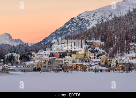 Vue sur le lac St Moritz Bath en hiver, St Moritz, Grisons, Suisse Banque D'Images