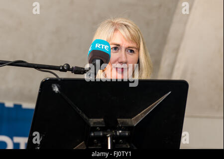 Ballincollig, Irlande. 27 février 2016. Le directeur du scrutin de Cork North West, Sinead McNamara, annonce le résultat du premier décompte à Coláiste Choilm lors de l'élection générale irlandaise de 2016. Crédit : AG News/Alay Live News Banque D'Images