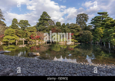 Oikeniwa jardin japonais et l'étang avec des couleurs d'automne, le Palais impérial de Kyoto, Kyoto, Japon Banque D'Images