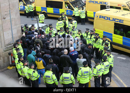 Liverpool, Royaume-Uni. Feb 27, 2016. Au nord-ouest d'infidèles et les nationalistes polonais kettled par des agents de police à l'arrière de la gare de Lime Street, à Liverpool, Royaume-Uni 27 février 2016 Crédit : Barbara Cook/Alamy Live News Banque D'Images