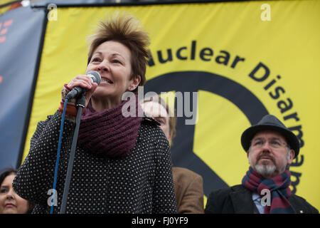 Londres, Royaume-Uni. 27 Février, 2016. Caroline Lucas, députée du Parti Vert pour Brighton Pavilion, aborde le rassemblement contre le renouvellement du Trident à Trafalgar Square. Credit : Mark Kerrison/Alamy Live News Banque D'Images