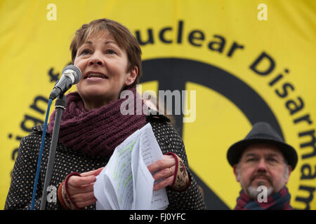 Londres, Royaume-Uni. 27 Février, 2016. Caroline Lucas, députée du Parti Vert pour Brighton Pavilion, aborde le rassemblement contre le renouvellement du Trident à Trafalgar Square. Credit : Mark Kerrison/Alamy Live News Banque D'Images