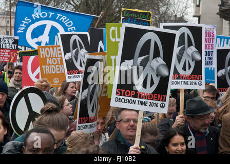 Les manifestants contre trident ; ils portent des affiches trident 'stop', 'nhs', 'trident pas maisons non trident' Banque D'Images