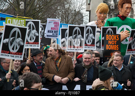 Les manifestants contre Trident ; ils portent des banderoles "Emplois non nucléaires', 'Books not Bombs". MPs nationaliste écossais dans le centre. Banque D'Images