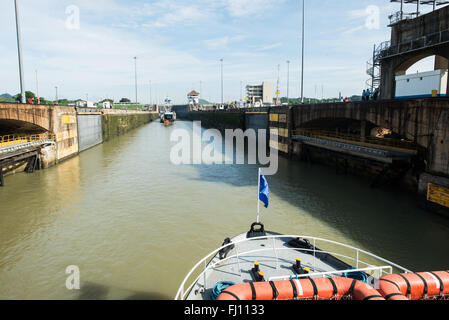 CANAL DE PANAMA, Panama -- à l'intérieur de l'Ecluse de Miraflores, à l'extrémité sud du Canal de Panama. Ouvert en 1914, le Canal de Panama est un couloir de navigation entre les océans Atlantique et Pacifique que cela signifie que les navires n'ont pas à aller dans le fond de l'Amérique du Sud ou au-dessus du Canada. Le canal a été construit et administré par les États-Unis, mais a été remis à Panama en 1999. Banque D'Images