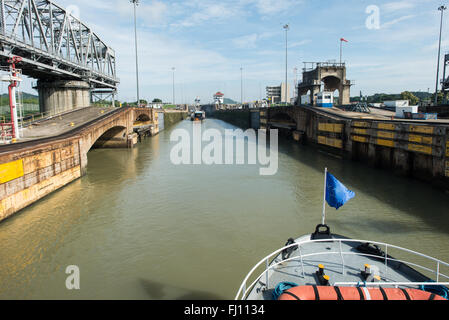 CANAL DE PANAMA, Panama -- à l'intérieur de l'Ecluse de Miraflores, à l'extrémité sud du Canal de Panama. Ouvert en 1914, le Canal de Panama est un couloir de navigation entre les océans Atlantique et Pacifique que cela signifie que les navires n'ont pas à aller dans le fond de l'Amérique du Sud ou au-dessus du Canada. Le canal a été construit et administré par les États-Unis, mais a été remis à Panama en 1999. Banque D'Images