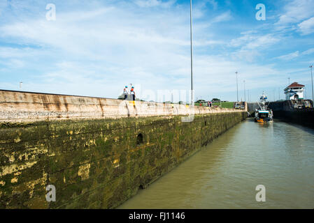 CANAL DE PANAMA, Panama -- à l'intérieur de l'Ecluse de Miraflores, à l'extrémité sud du Canal de Panama. Ouvert en 1914, le Canal de Panama est un couloir de navigation entre les océans Atlantique et Pacifique que cela signifie que les navires n'ont pas à aller dans le fond de l'Amérique du Sud ou au-dessus du Canada. Le canal a été construit et administré par les États-Unis, mais a été remis à Panama en 1999. Banque D'Images