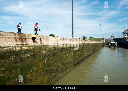 CANAL DE PANAMA, Panama -- à l'intérieur de l'Ecluse de Miraflores, à l'extrémité sud du Canal de Panama. Ouvert en 1914, le Canal de Panama est un couloir de navigation entre les océans Atlantique et Pacifique que cela signifie que les navires n'ont pas à aller dans le fond de l'Amérique du Sud ou au-dessus du Canada. Le canal a été construit et administré par les États-Unis, mais a été remis à Panama en 1999. Banque D'Images