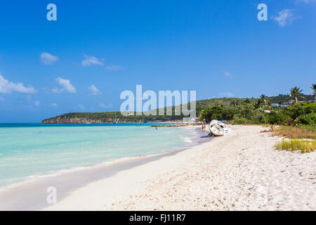 Yacht naufragé abandonné sur la plage de Dickenson Bay, au nord d'Antigua, Antigua-et-Barbuda, Antilles lors d'une journée ensoleillée, ciel bleu Banque D'Images