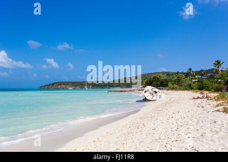 Yacht naufragé abandonné sur la plage de Dickenson Bay, au nord d'Antigua, Antigua-et-Barbuda, Antilles lors d'une journée ensoleillée, ciel bleu Banque D'Images