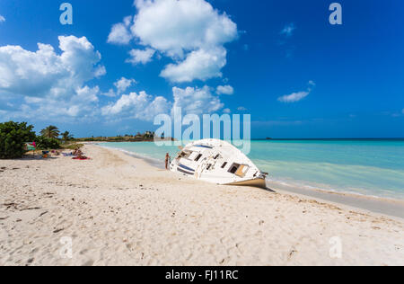 Yacht naufragé abandonné sur la plage de Dickenson Bay, au nord d'Antigua, Antigua-et-Barbuda, Antilles lors d'une journée ensoleillée, ciel bleu Banque D'Images
