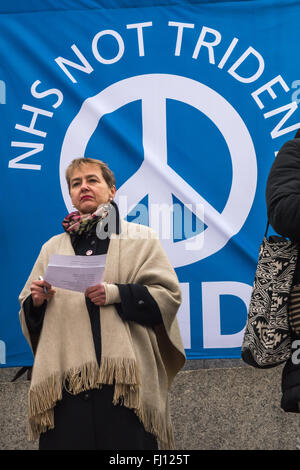 Londres, Royaume-Uni. 27 février 2016. Kate Hudson de la CND donne à l'énorme dans croqwd Trafalgar Square pour l'arrêt Trident rallye comme les gens ont continué d'affluer. Les intervenants à cette manifestation a rejeté comme Trident obsolète, absolument rien à notre défense et un gaspillage d'argent qui pourrait être utilisé de beaucoup mieux utiliser offrant des emplois et des services. Peter Marshall, Alamy Live News Banque D'Images