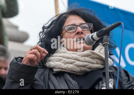 Londres, Royaume-Uni. 27 février 2016. Militant anti-nucléaire israélien Sharon Dolev parle à l'arrêt paniers Trident rassemblement à Trafalgar Square. Elle leur a dit que les manifestations en Israël contre leurs armes nucléaires ont été beaucoup plus difficile et que l'État israélien refuse d'admettre qu'il possède des armes nucléaires. Peter Marshall, Alamy Live News Banque D'Images