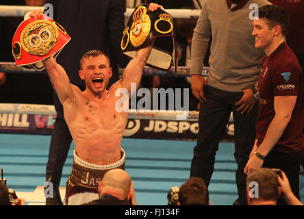 Arena de Manchester, Manchester, UK 27 Feb 2016. Carl Frampton vs Scott Quigg IBF et WBA World Super Bantam Weight Championship Carl Frampton (rouge/blanc/or) célèbre la victoire sur Scott Quigg Crédit : Stephen Gaunt/Touchlinepics.com/Alamy Live News Banque D'Images