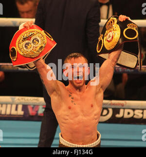 Arena de Manchester, Manchester, UK 27 Feb 2016. Carl Frampton vs Scott Quigg IBF et WBA World Super Bantam Weight Championship Carl Frampton (rouge/blanc/or) célèbre la victoire sur Scott Quigg Crédit : Stephen Gaunt/Touchlinepics.com/Alamy Live News Banque D'Images