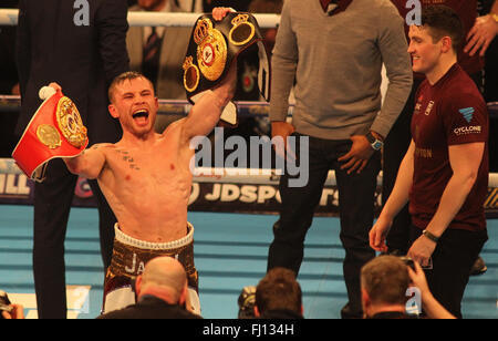 Arena de Manchester, Manchester, UK 27 Feb 2016. Carl Frampton vs Scott Quigg IBF et WBA World Super Bantam Weight Championship Carl Frampton (rouge/blanc/or) célèbre la victoire sur Scott Quigg Crédit : Stephen Gaunt/Touchlinepics.com/Alamy Live News Banque D'Images