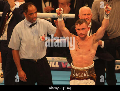 Arena de Manchester, Manchester, UK 27 Feb 2016. Carl Frampton vs Scott Quigg IBF et WBA World Super Bantam Weight Championship Carl Frampton (rouge/blanc/or) (R) bat Scott Quigg (noir/blanc/or) Crédit : Stephen Gaunt/Touchlinepics.com/Alamy Live News Banque D'Images