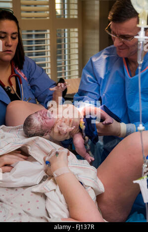 Fridley, Minnesota. L'hôpital de l'unité. 31 ans Mère célibataire ayant un nouveau-né bi-raciale fille bébé à l'hôpital. Banque D'Images