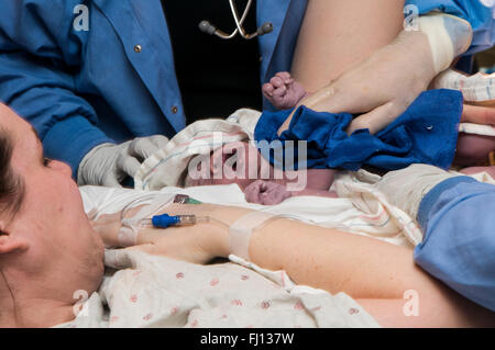 Fridley, Minnesota. L'hôpital de l'unité. 31 ans Mère célibataire ayant un nouveau-né bi-raciale fille bébé à l'hôpital. Banque D'Images