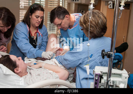 Fridley, Minnesota. L'hôpital de l'unité. 31 ans Mère célibataire ayant un nouveau-né bi-raciale fille bébé à l'hôpital. Banque D'Images